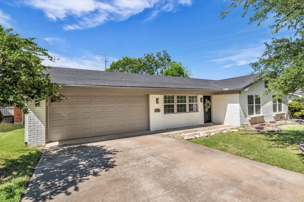 1208 Southwood Drive, Woodway