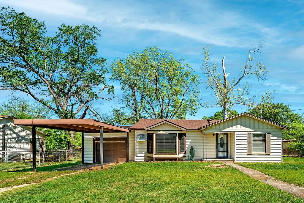 2615 W Johnson Street, Denison