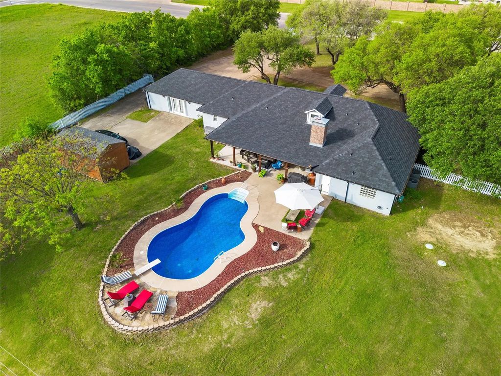 1017 S Nolan River Road, Cleburne