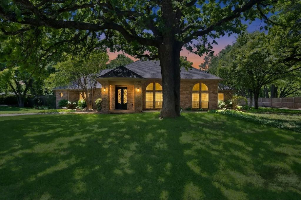 2900 Oak Trail Court, Dalworthington Gardens