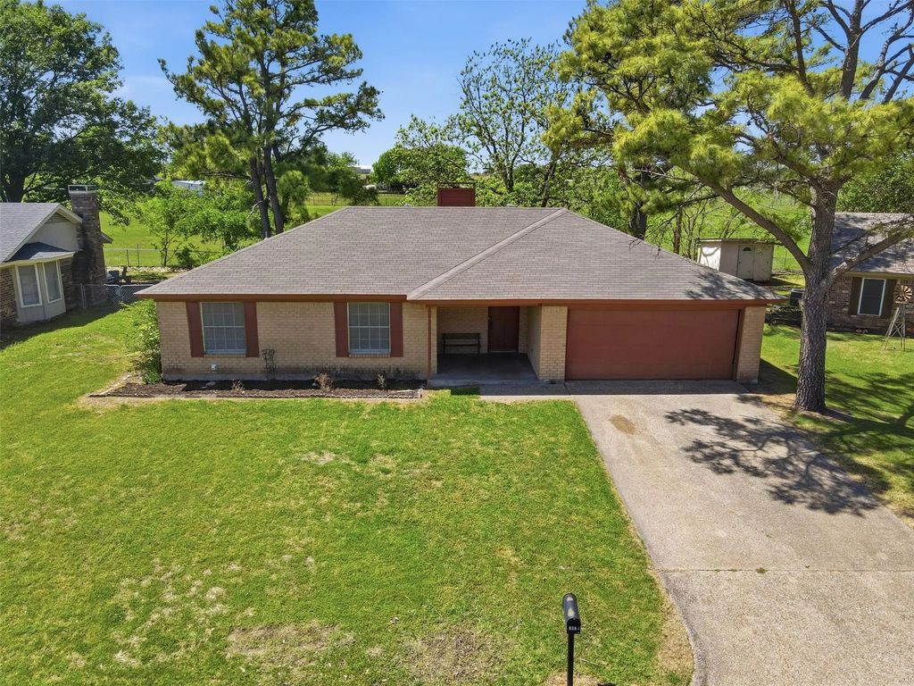 2026 Pebblecreek Drive, Cleburne