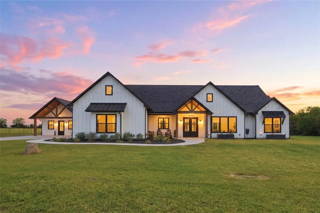 1726 County Road 1255, Savoy