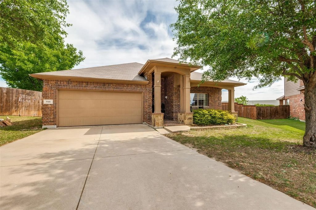 705 Bareback Lane, Fort Worth