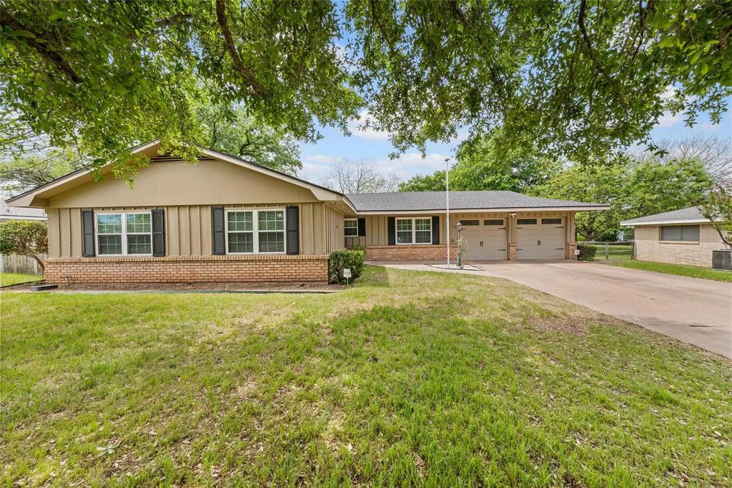 436 Topeka Drive, Woodway