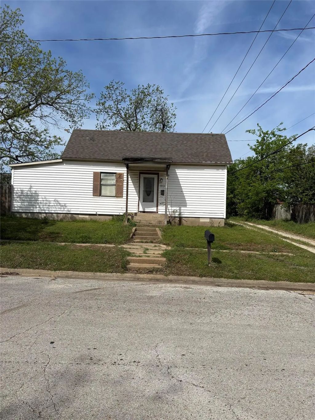 913 S Lamar Avenue, Denison