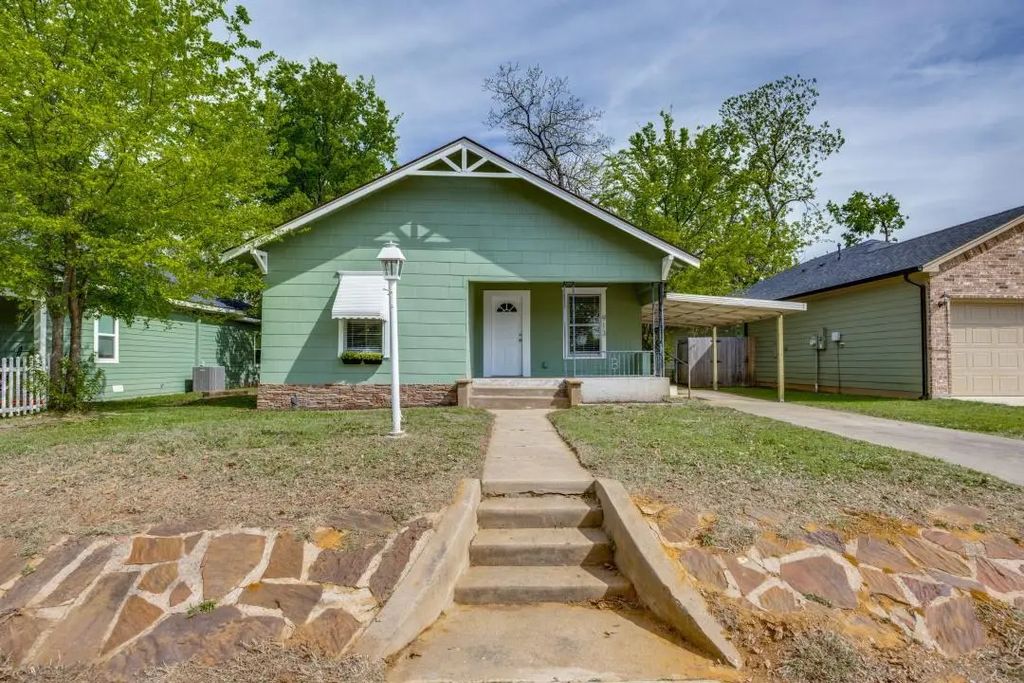 913 W Day Street, Denison