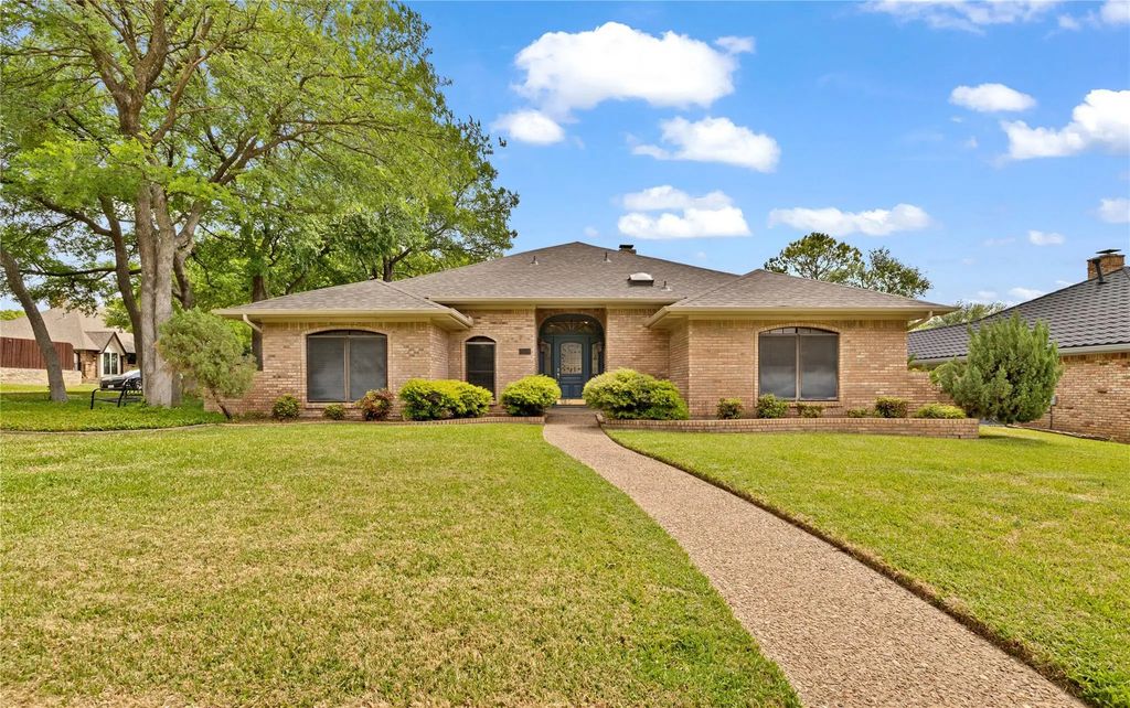 2528 Stonegate Drive N, Bedford