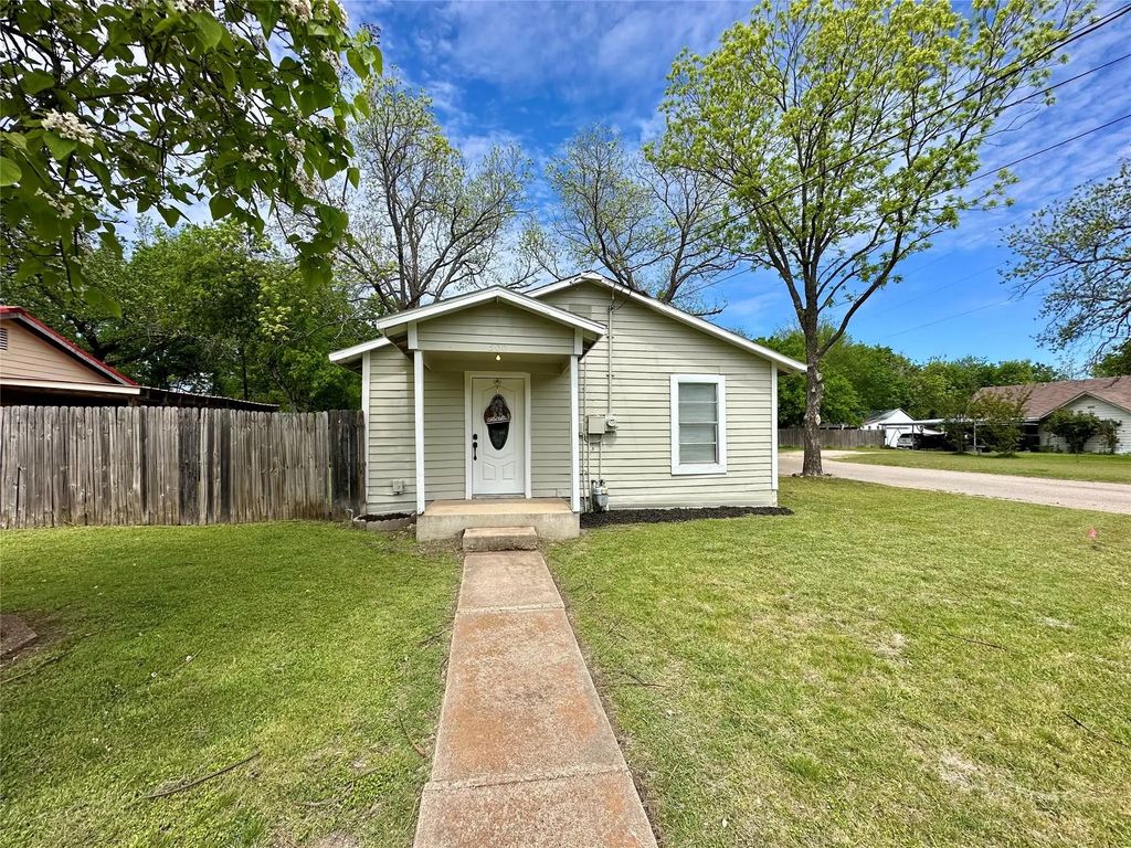 500 W Lone Star Avenue, Cleburne