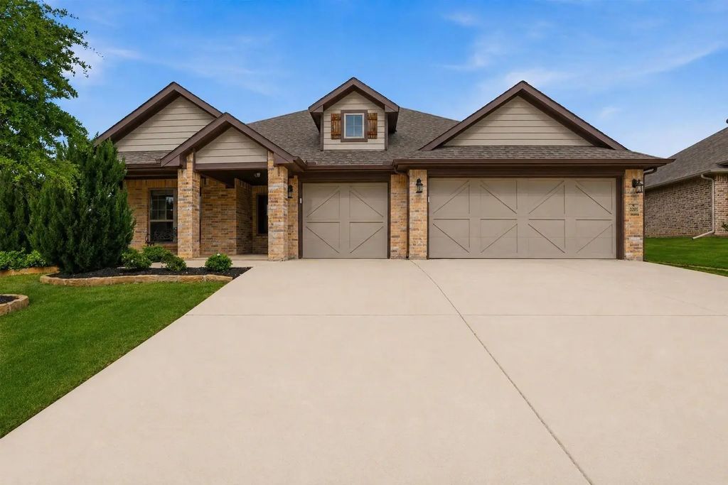 3205 Greenway Drive, Burleson