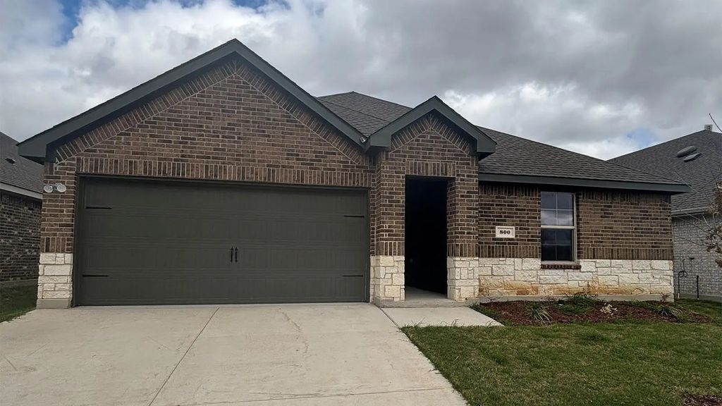 800 Barton Drive, Ennis