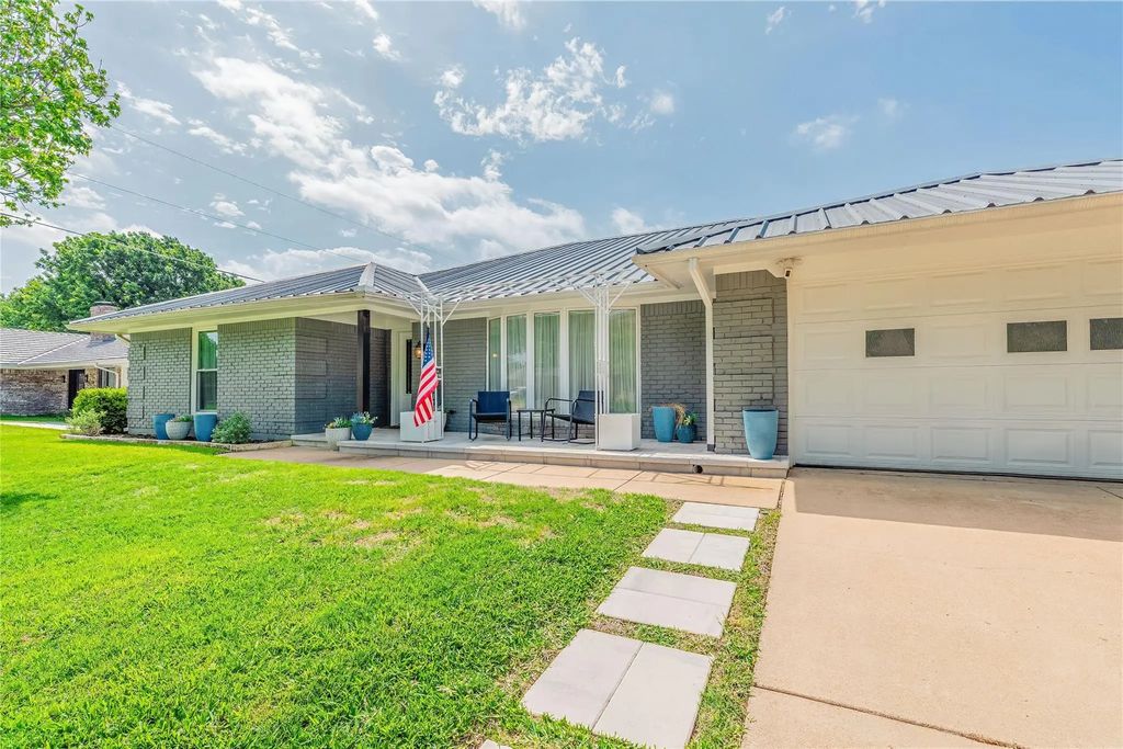1100 Byron Lane, Arlington