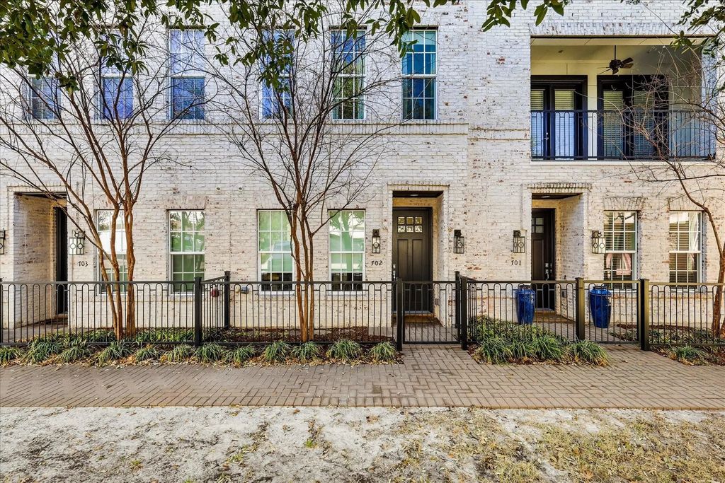 7333 Valley View Lane 702, Dallas