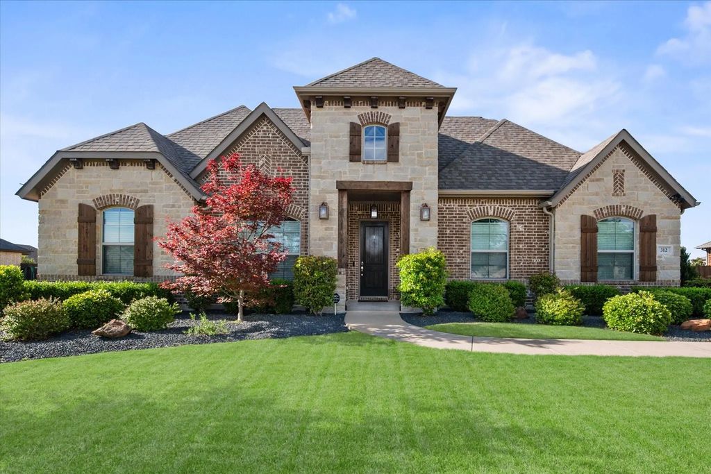 312 Equestrian Drive, Waxahachie