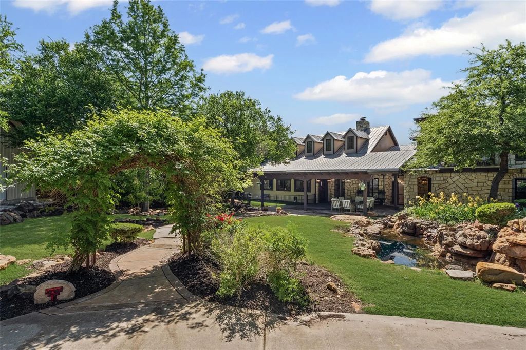 108 Dustin Circle, Hudson Oaks