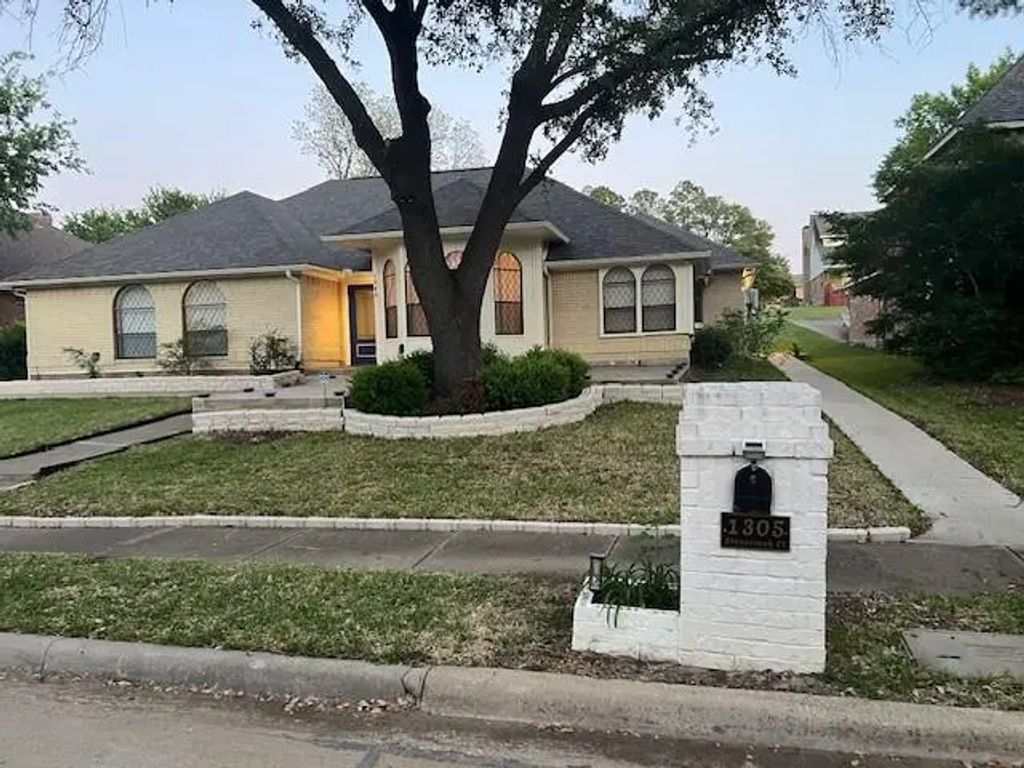 1305 Stonecreek Court, Garland