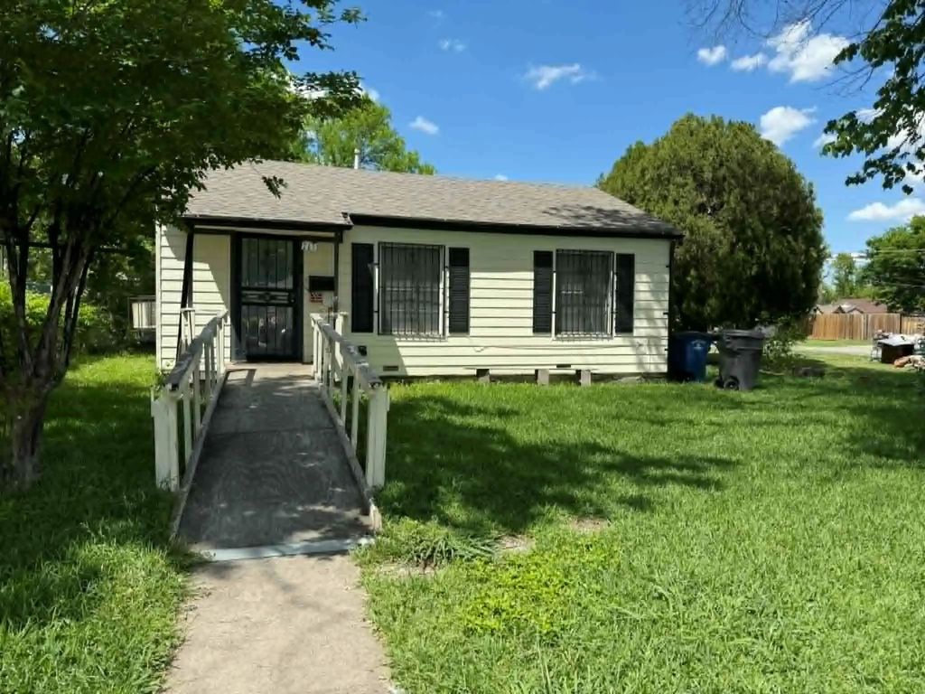 2671 Moffatt Avenue, Dallas