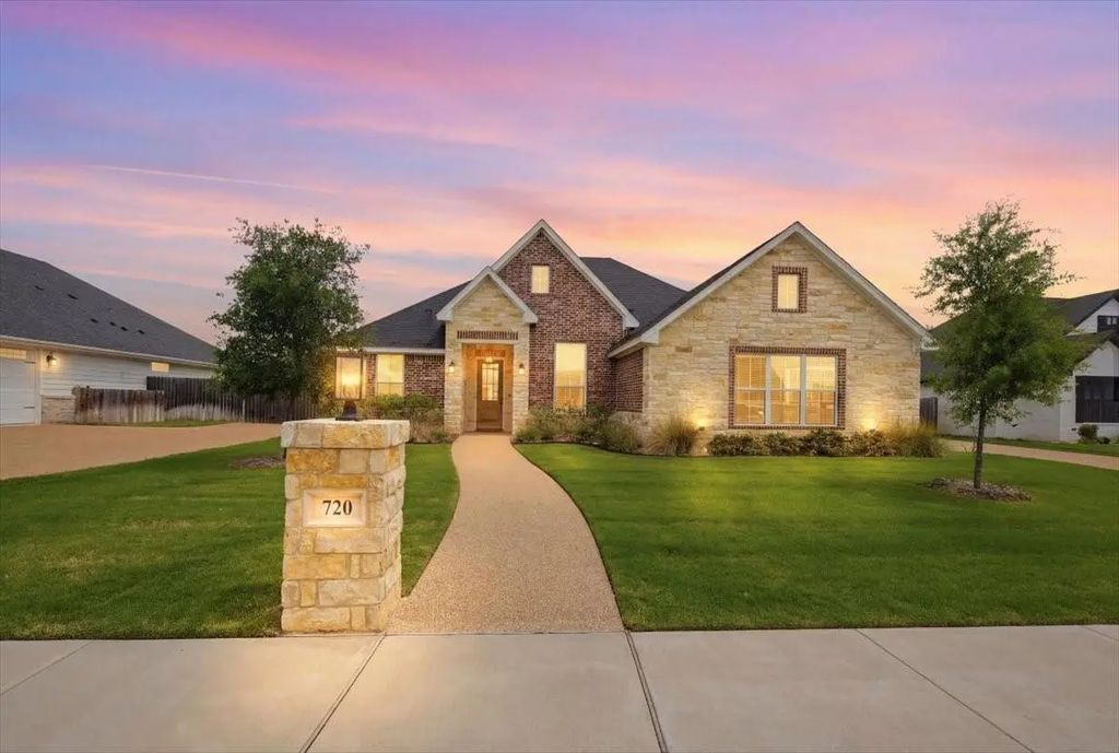 720 Whirlaway Road, Hewitt