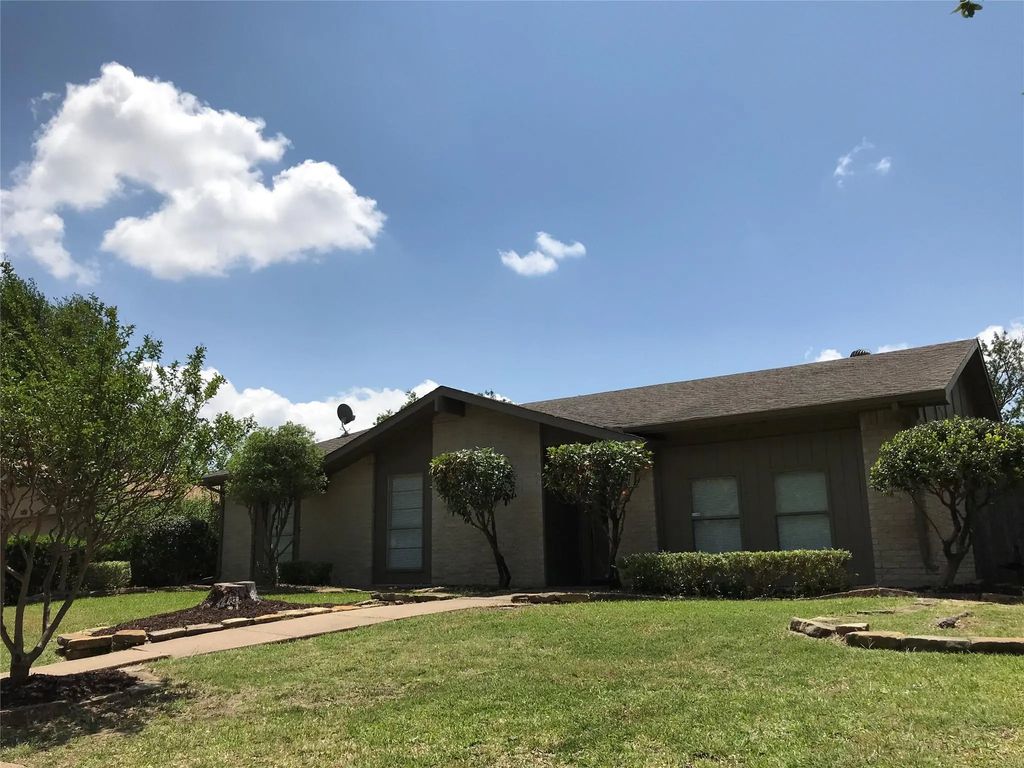 1004 Cross Bend Road, Plano