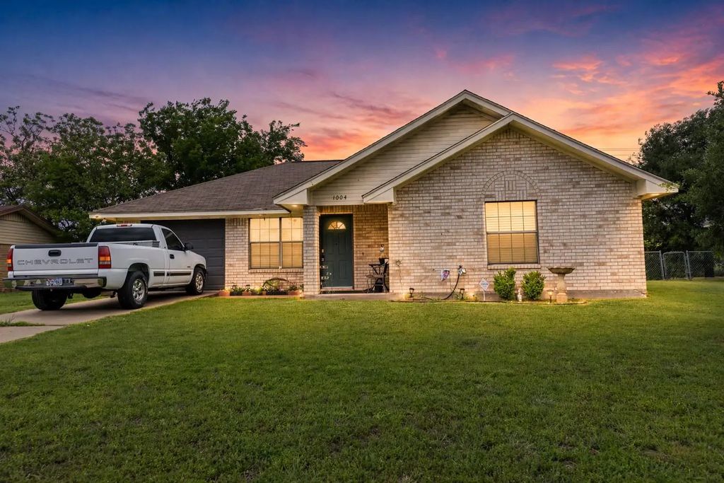 1004 Clover Street, Bellmead