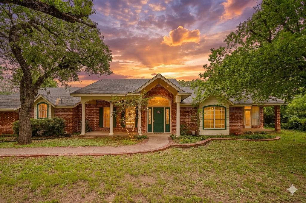 2215 California Lane, Arlington
