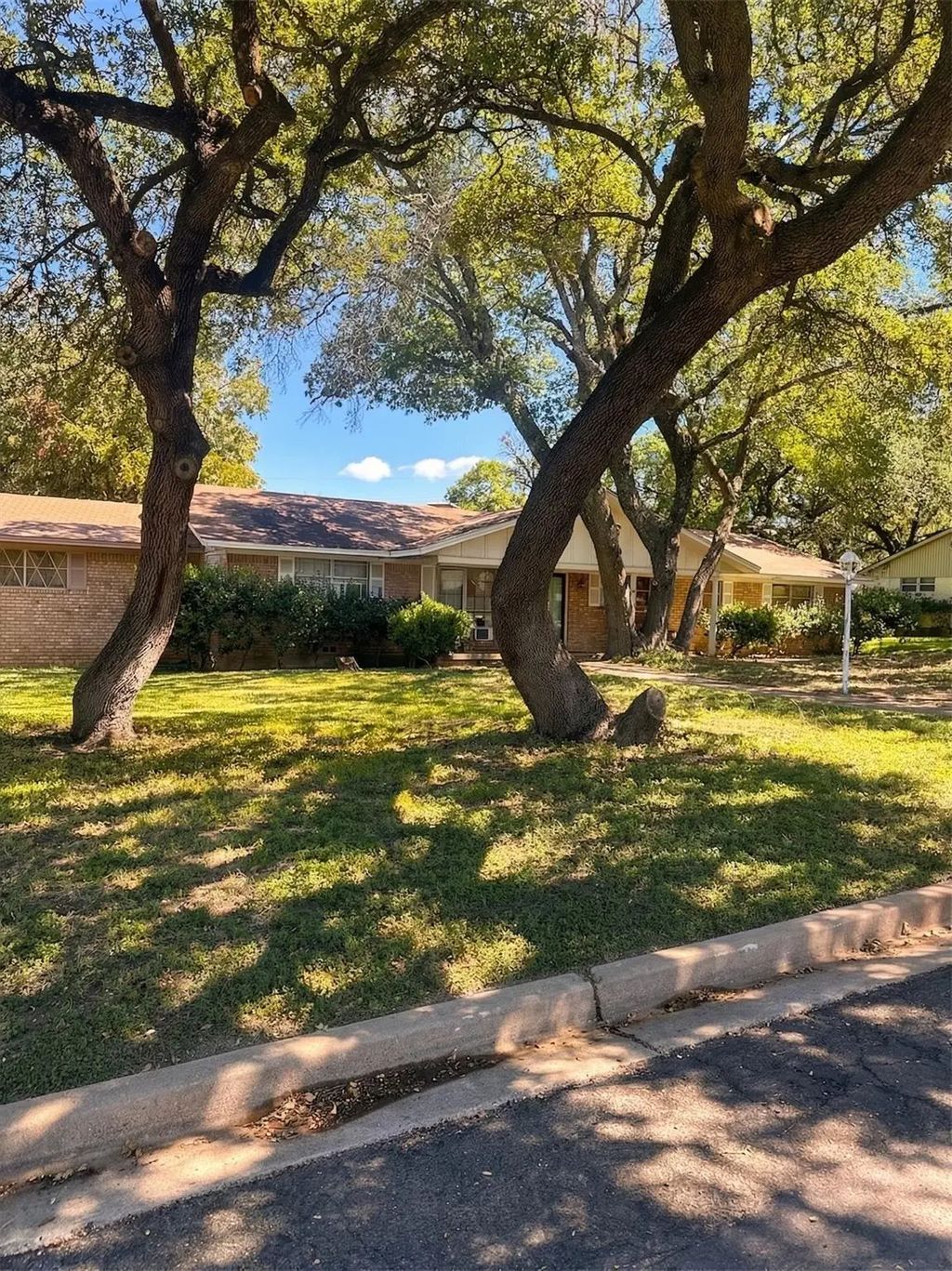 409 White Hall Road, Woodway