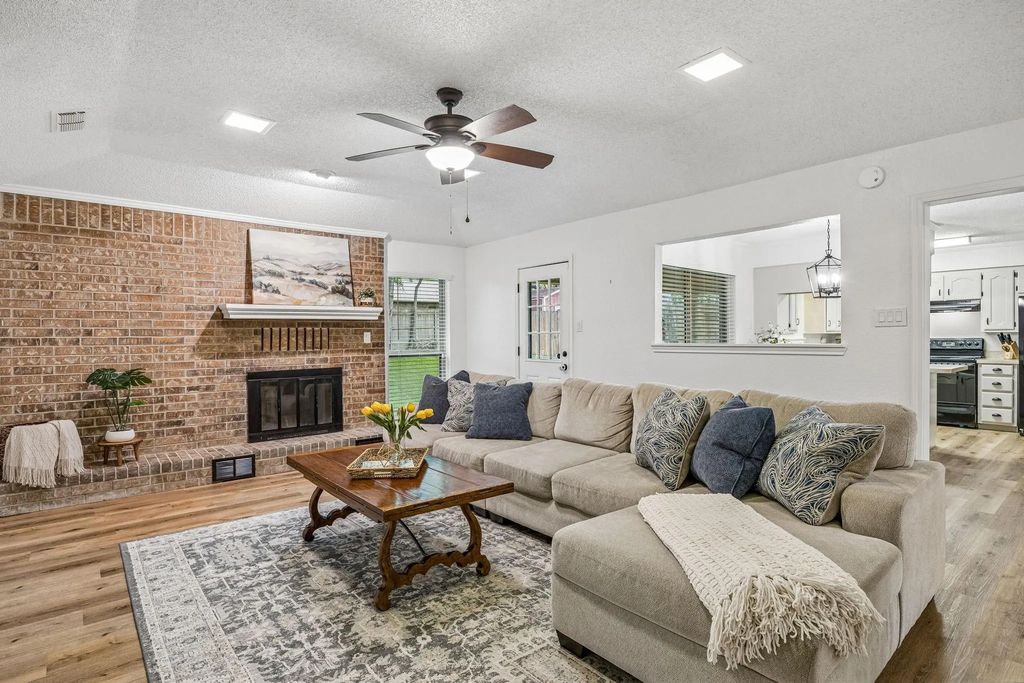 232 Ne Shady Oaks Drive, Burleson