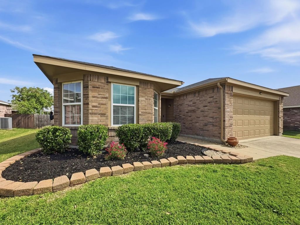 1405 Eagles Nest Trail, Krum