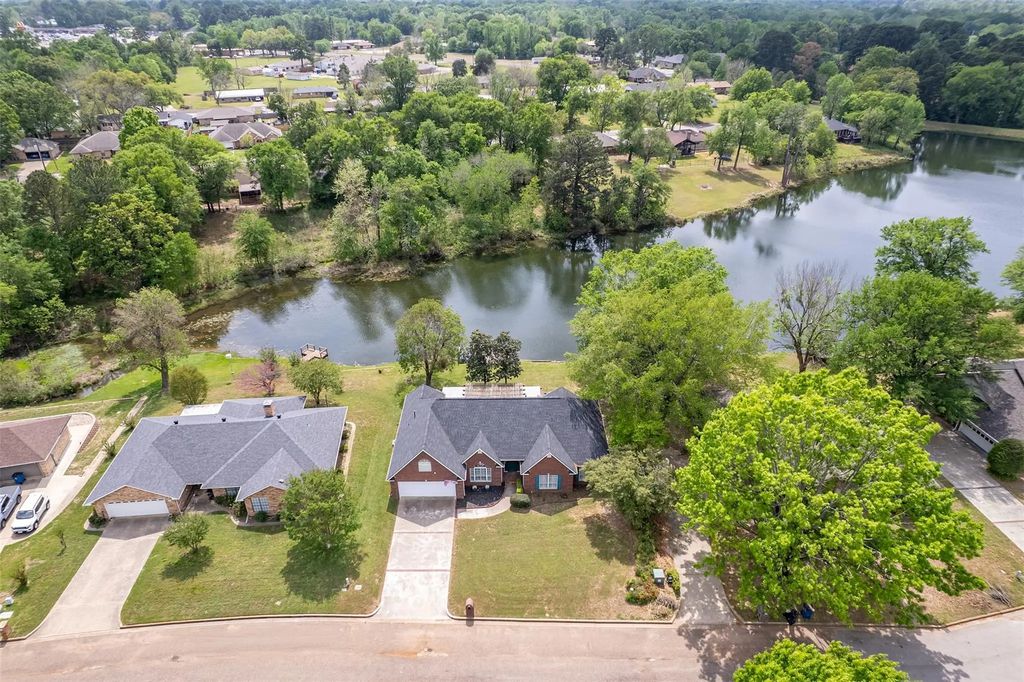 233 Lakeside Place, Mineola