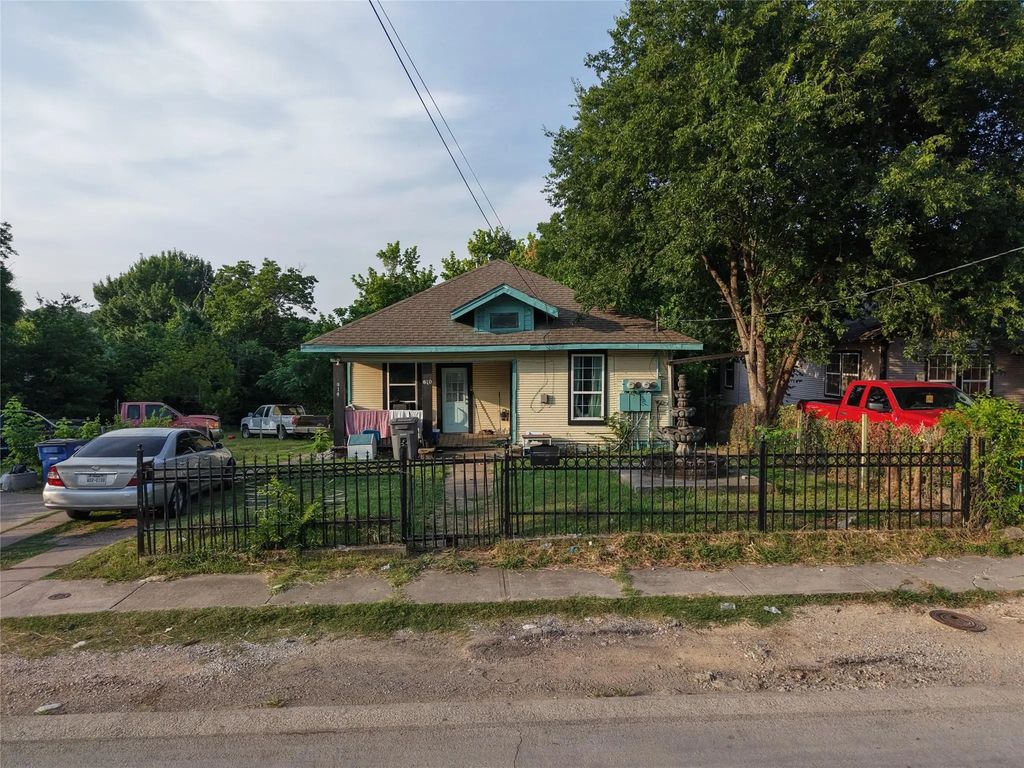 810 E 12th Street, Dallas