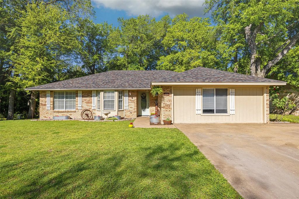208 Rolling Hills Lane, Farmersville
