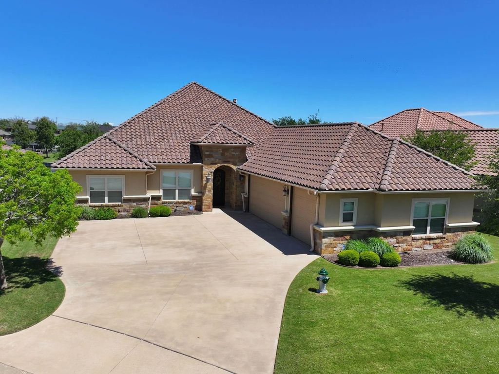 1605 Malibu Bay Court, Granbury