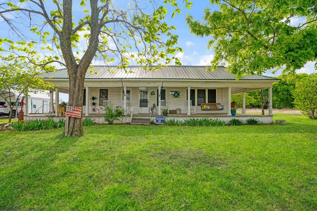 25099 Farm Road 137, Petty