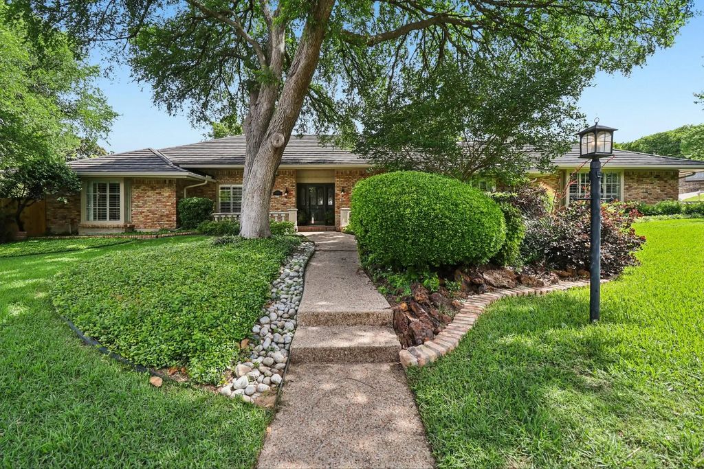 1015 Crowley Road, Arlington