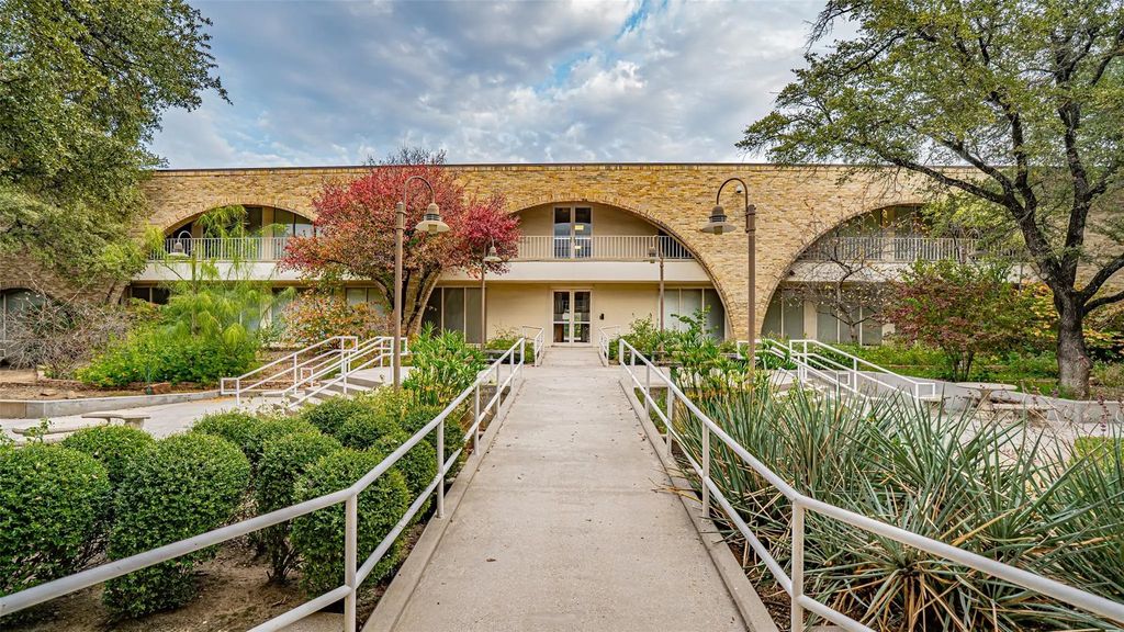 2660 E Lamar Boulevard, Arlington