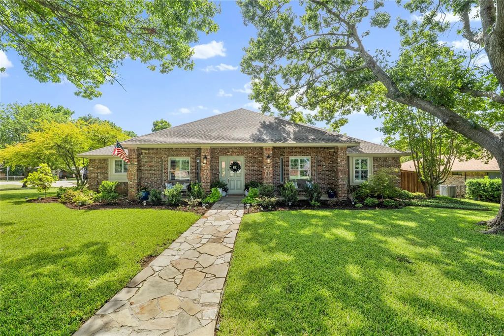 2700 Oak Trail Court, Dalworthington Gardens