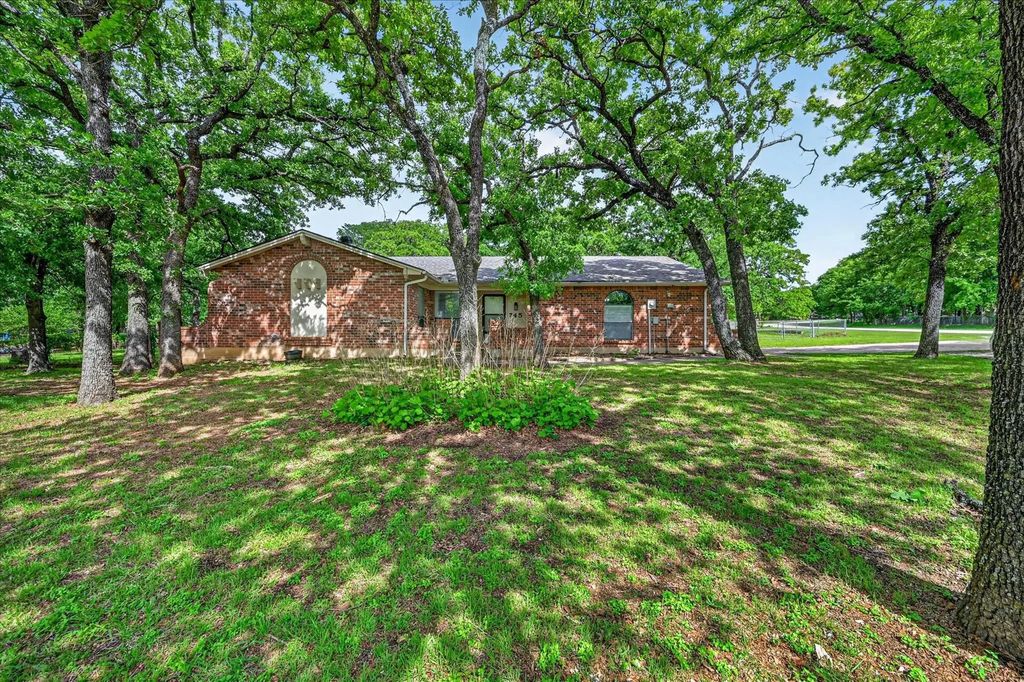 745 Carol Lane, Burleson