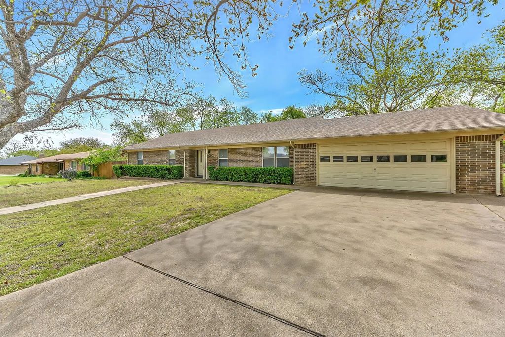 810 Hilltop Drive, Weatherford