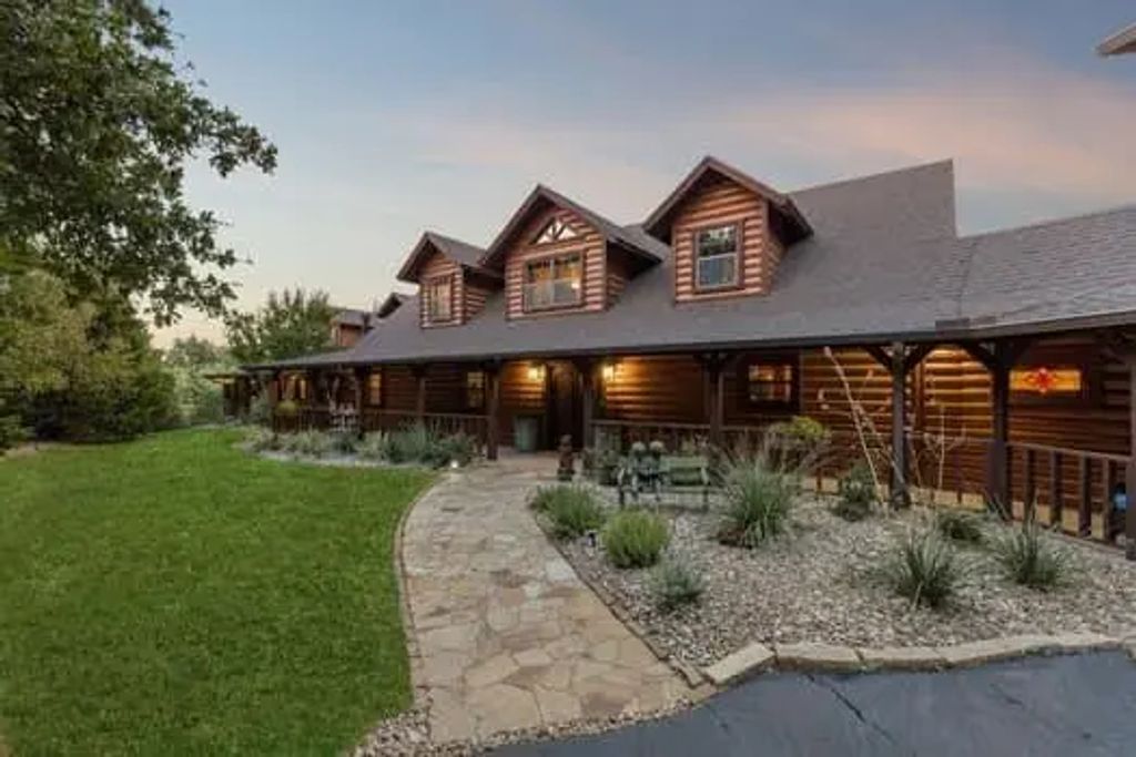 671 Alexandrite Drive, Oak Point