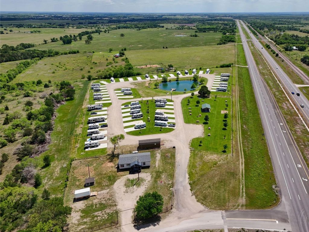 114 County Road 119, Riesel