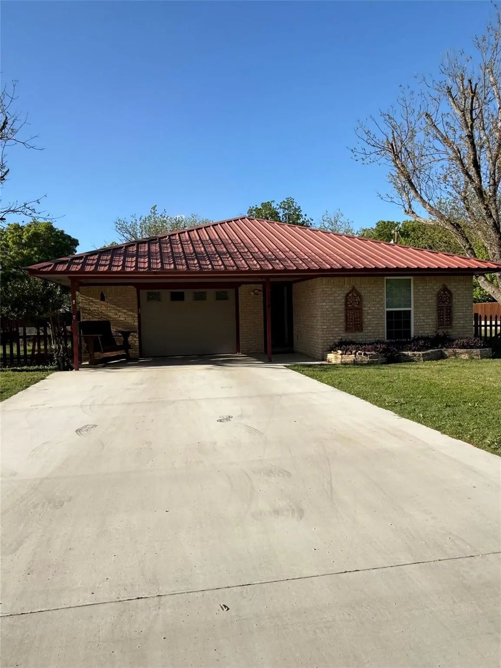 114 W Spencer Street, Bangs