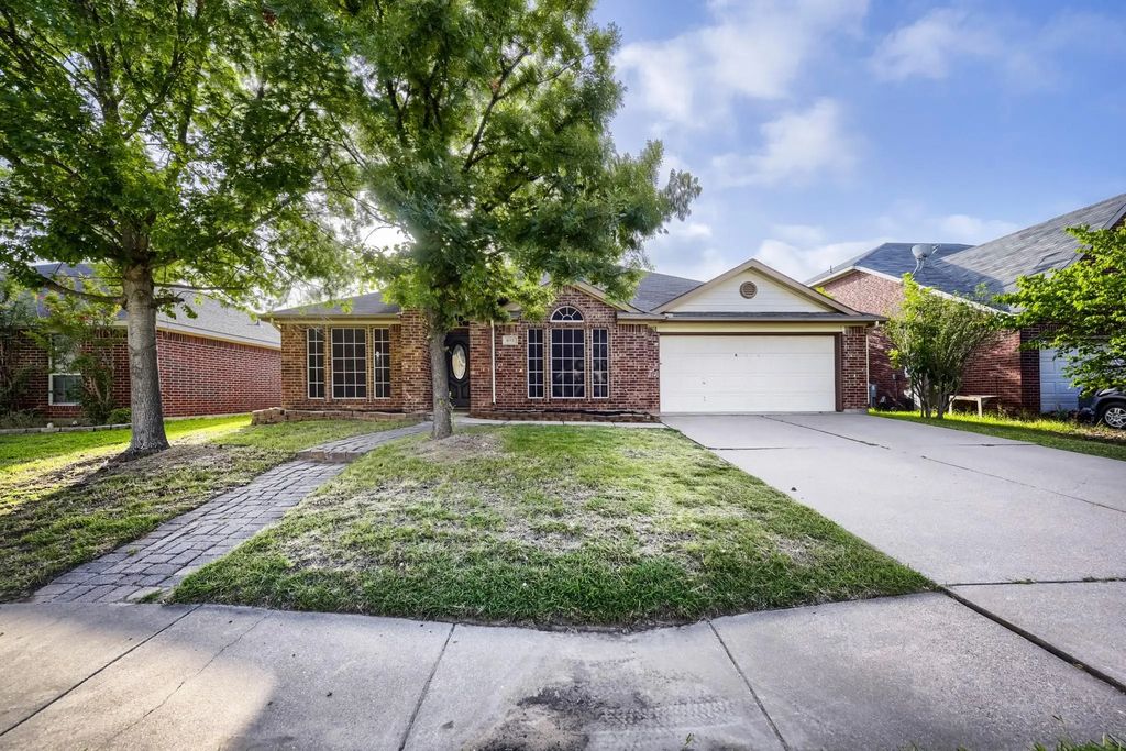 915 Hidden Oaks Drive, Burleson