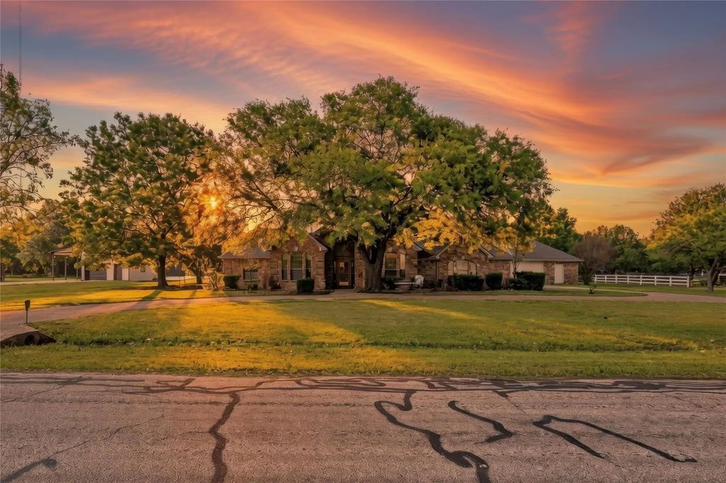 7247 Somerset Lane, Aubrey