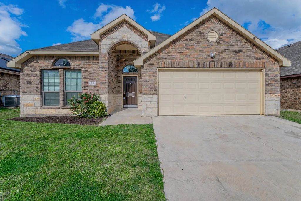 414 Lucky Landing Drive, Wilmer