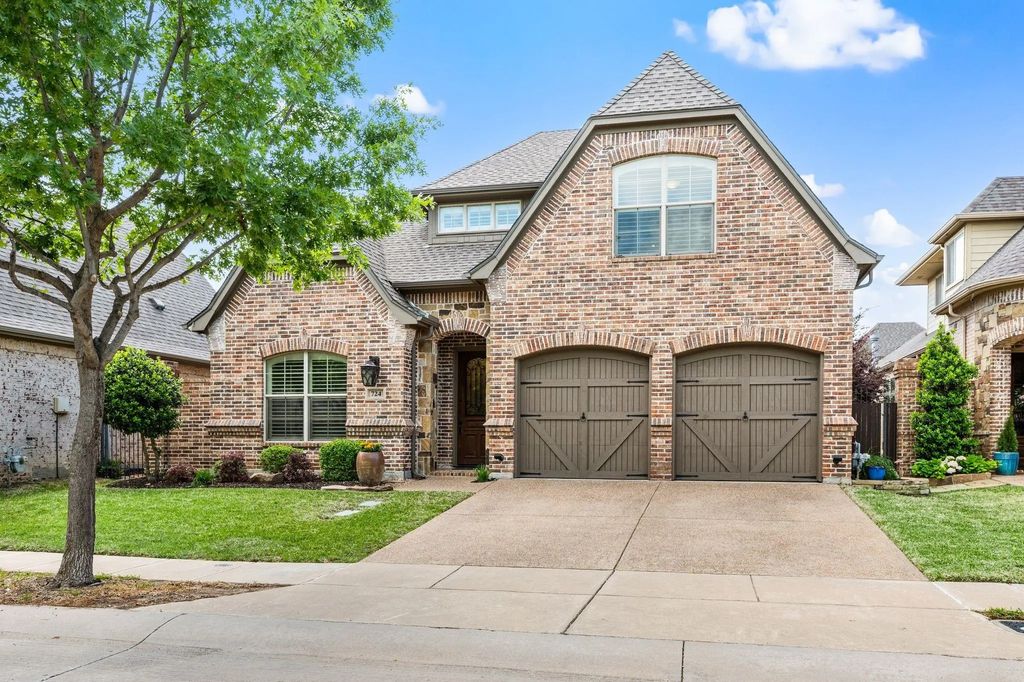 724 E Hill Street, Keller