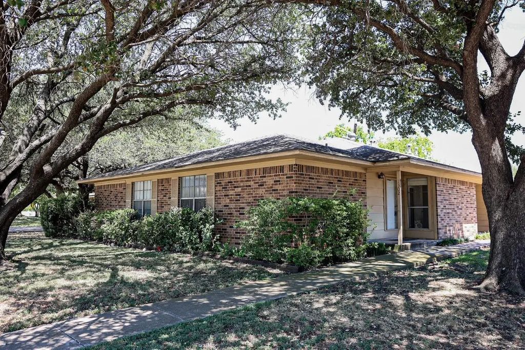 1302 Crescent Street, Denton