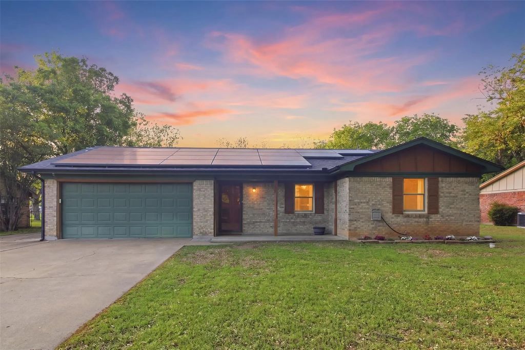 1018 Princeton Place, Cleburne