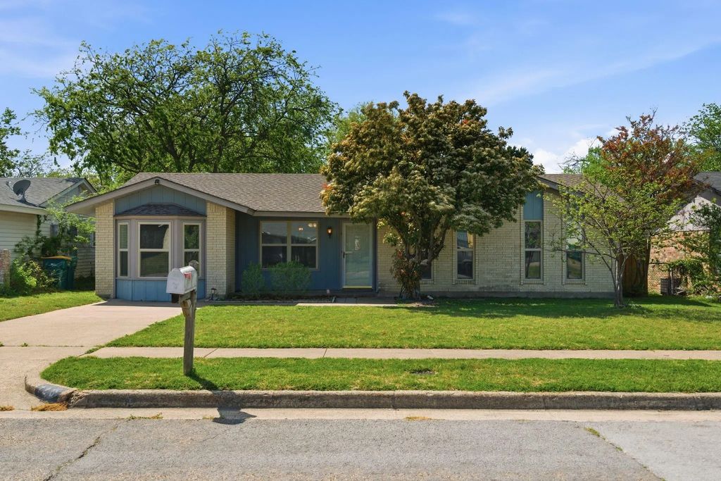 728 Lisa Lane, Cedar Hill