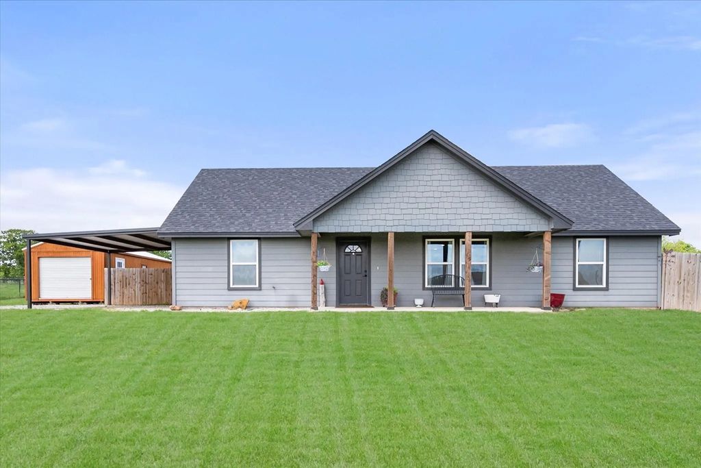 2004 Brown Loop, Poolville