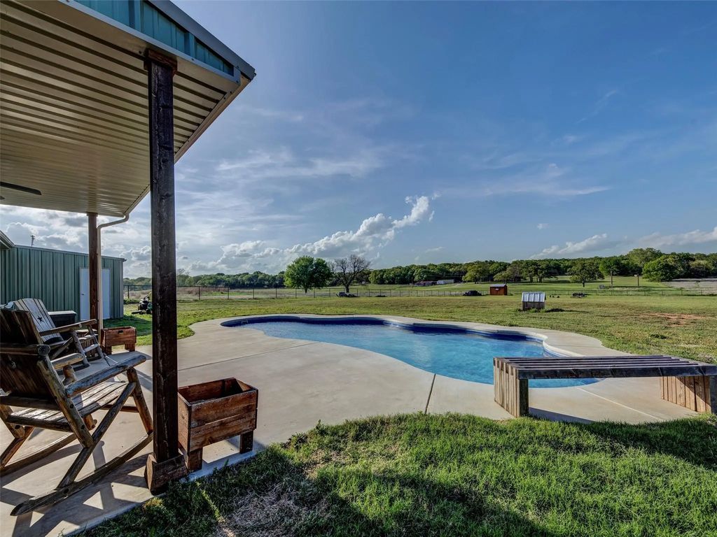 1020 County Road 1596, Alvord