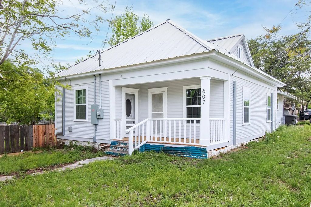 607 W 6th Street, Brady